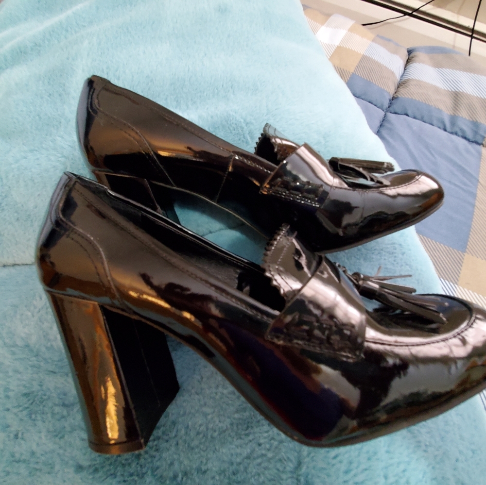 Black patent Tahari heeled loafers